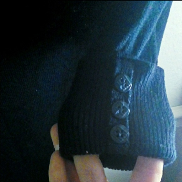 Figure hugging blue triangle button collar sweater - Picture 4 of 8